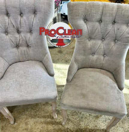 Two chairs are sitting next to each other on a rug.