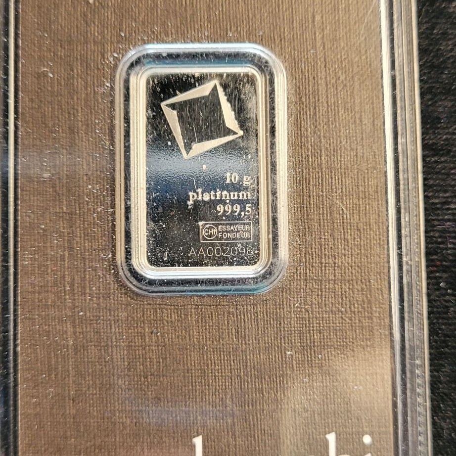 Platinum bar, 10g, in a plastic case.