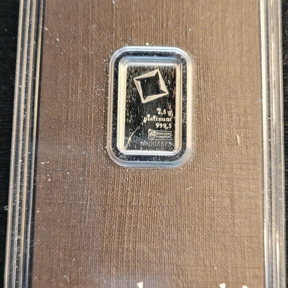 Platinum bar, 2.5g, in a plastic case. Silver with a diamond logo, 