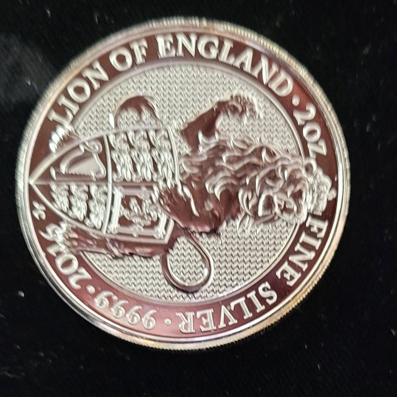 Silver coin: Lion of England design. Shows a rampant lion with a shield. 