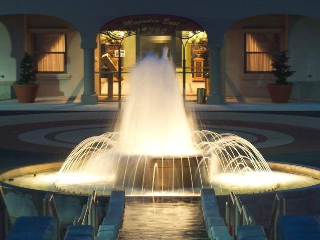 A fountain in front of a building that says welcome inn
