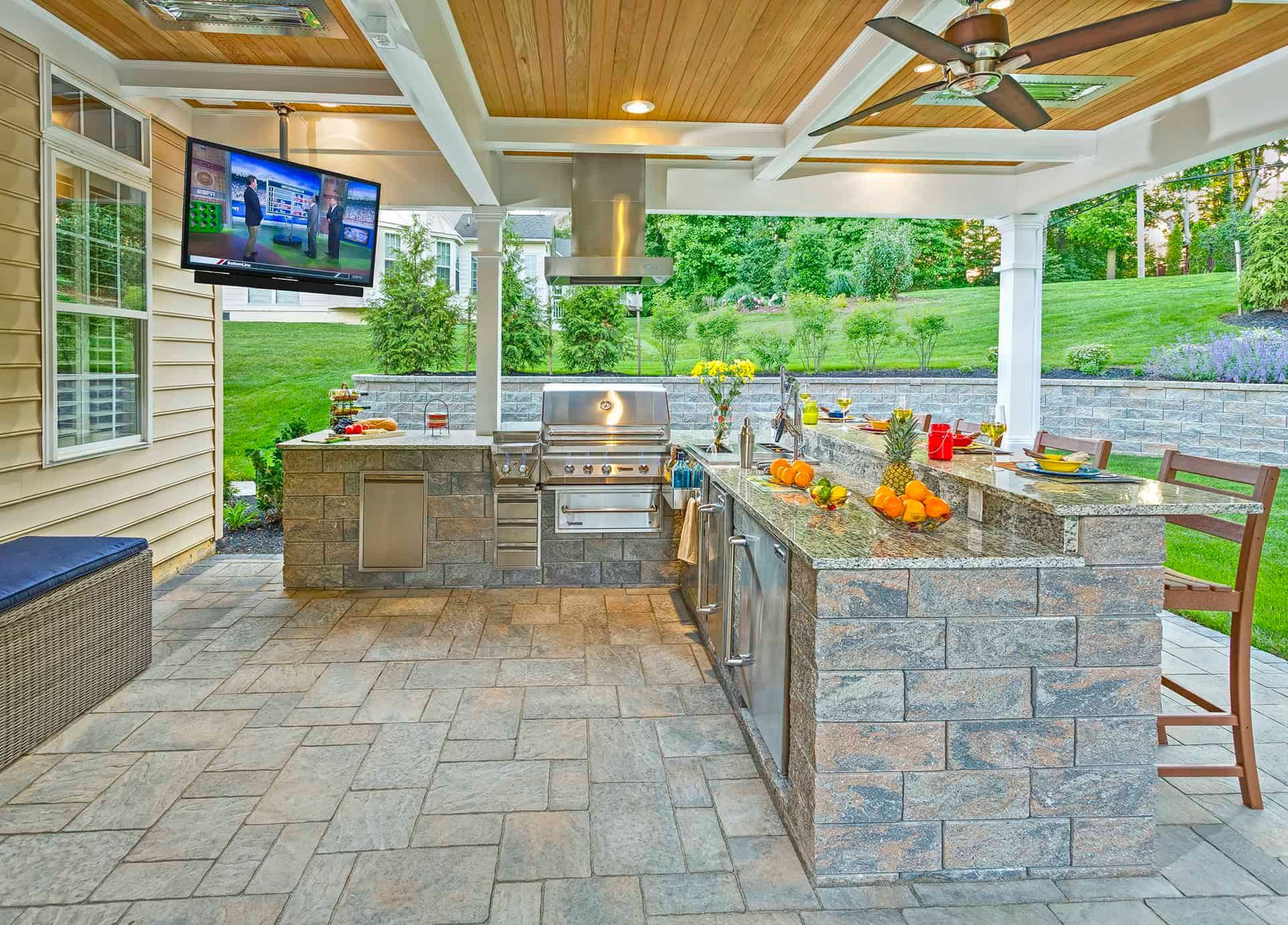 Outdoor Kitchen under pergelo