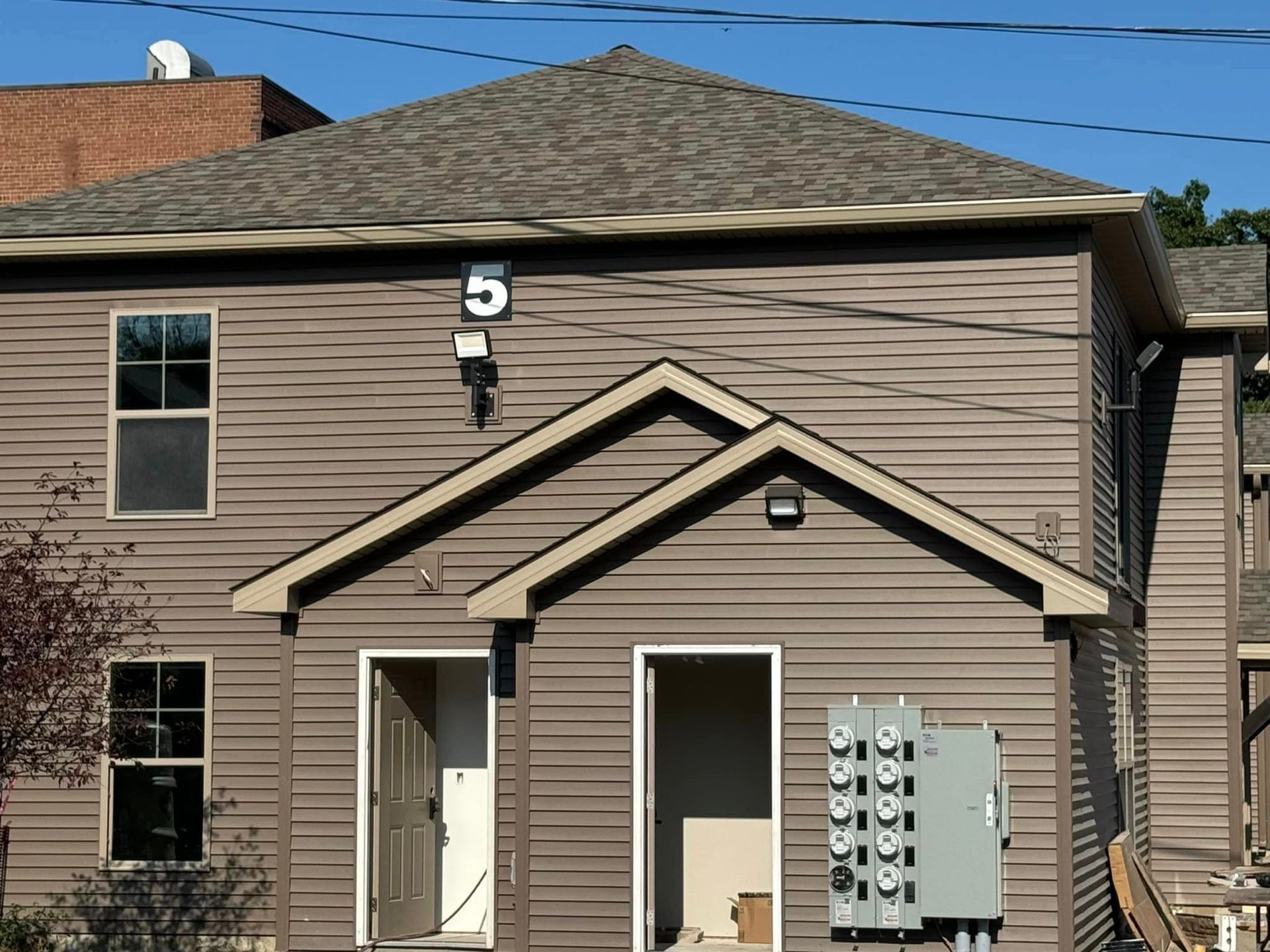 A building with the number 5 on the roof