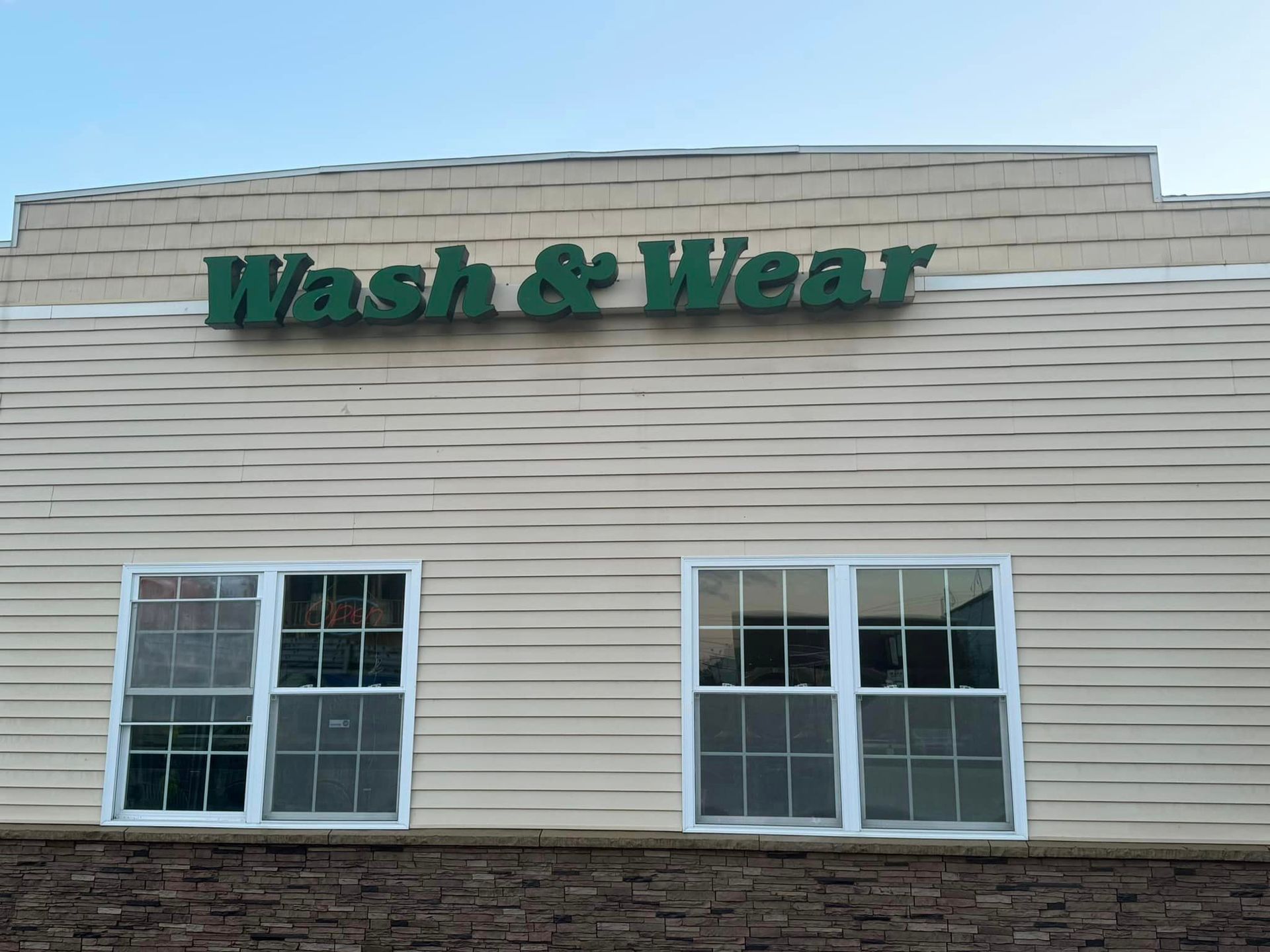 A building with a sign that says Wash & Wear