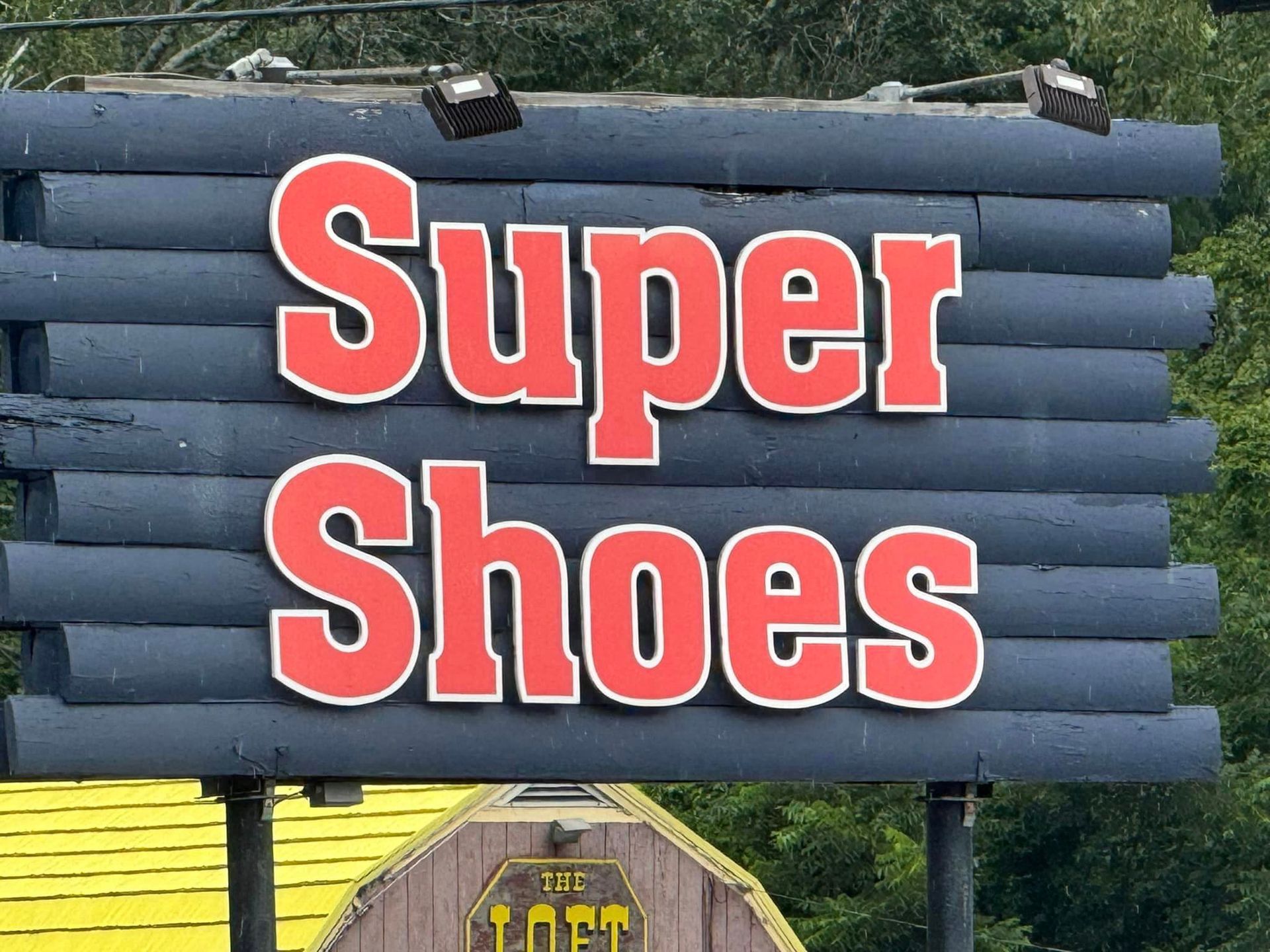 A sign that says Super Shoes on it
