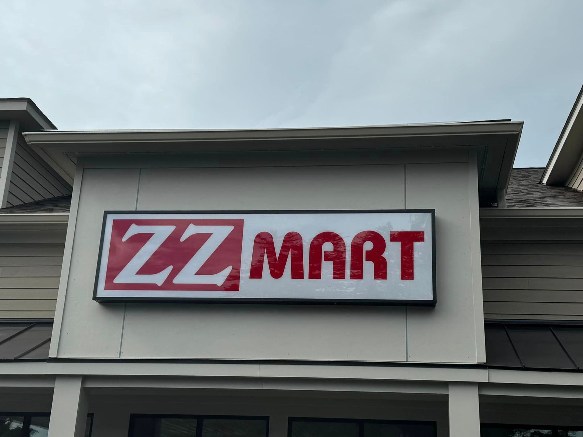 A sign on the side of a building that says ZZ Mart