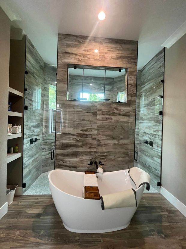 A hallway features a large sliding wardrobe with frosted geometric panels and a central mirror next to wooden double doors.