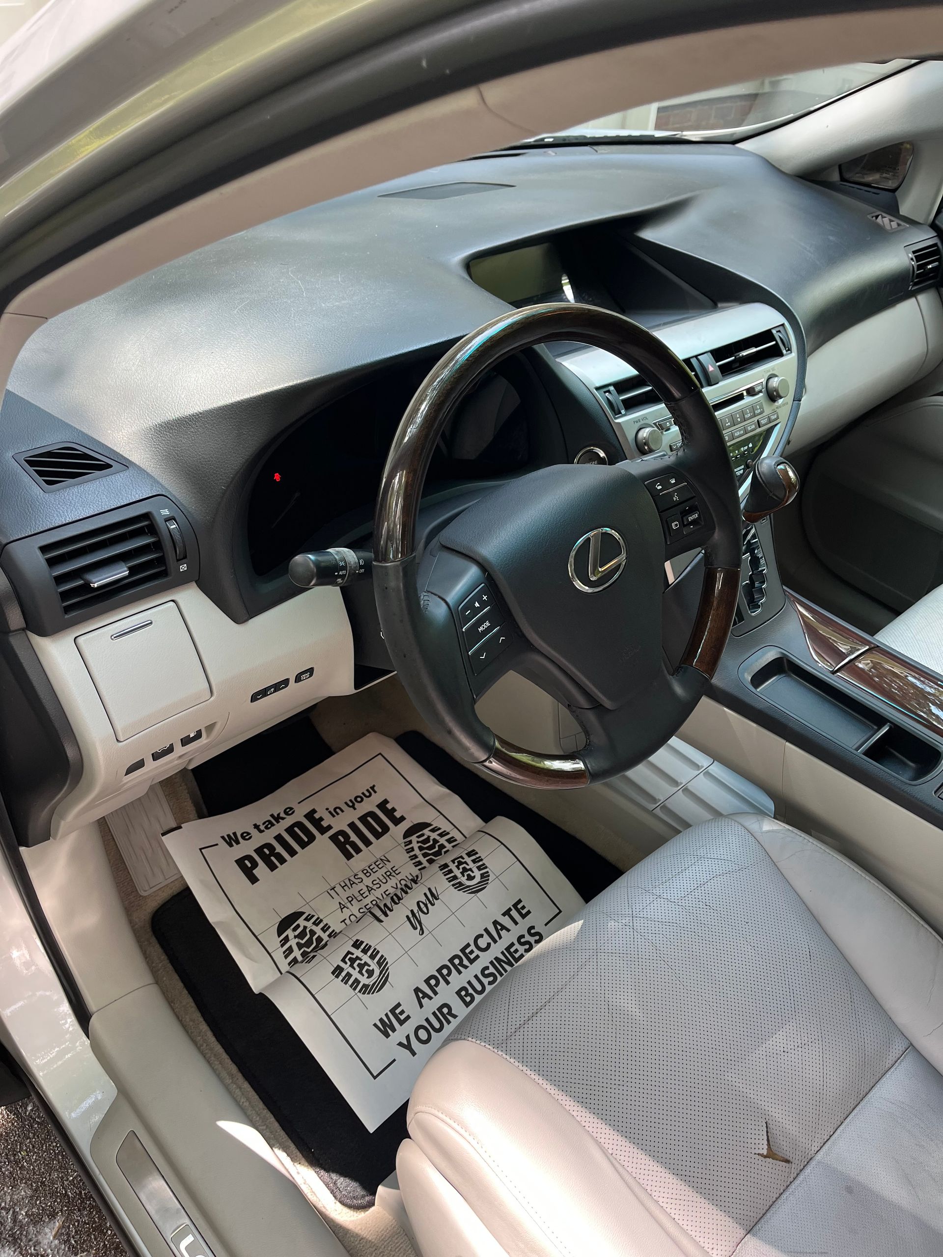 clean lexus SUV