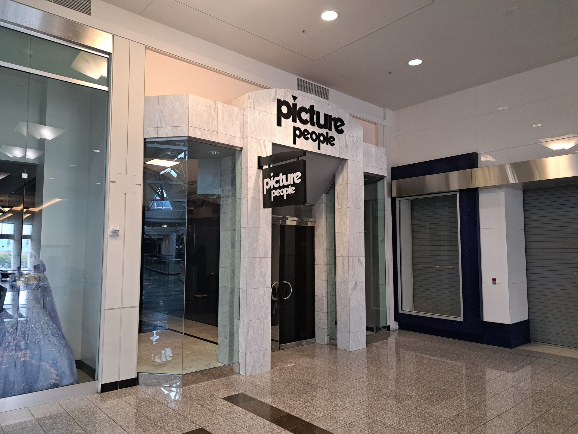 Shopping mall entrance with a “Picture People” storefront and glossy tiled floor