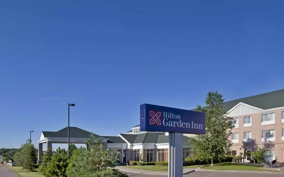 A hotel with a sign in front of it that says garden inn.
