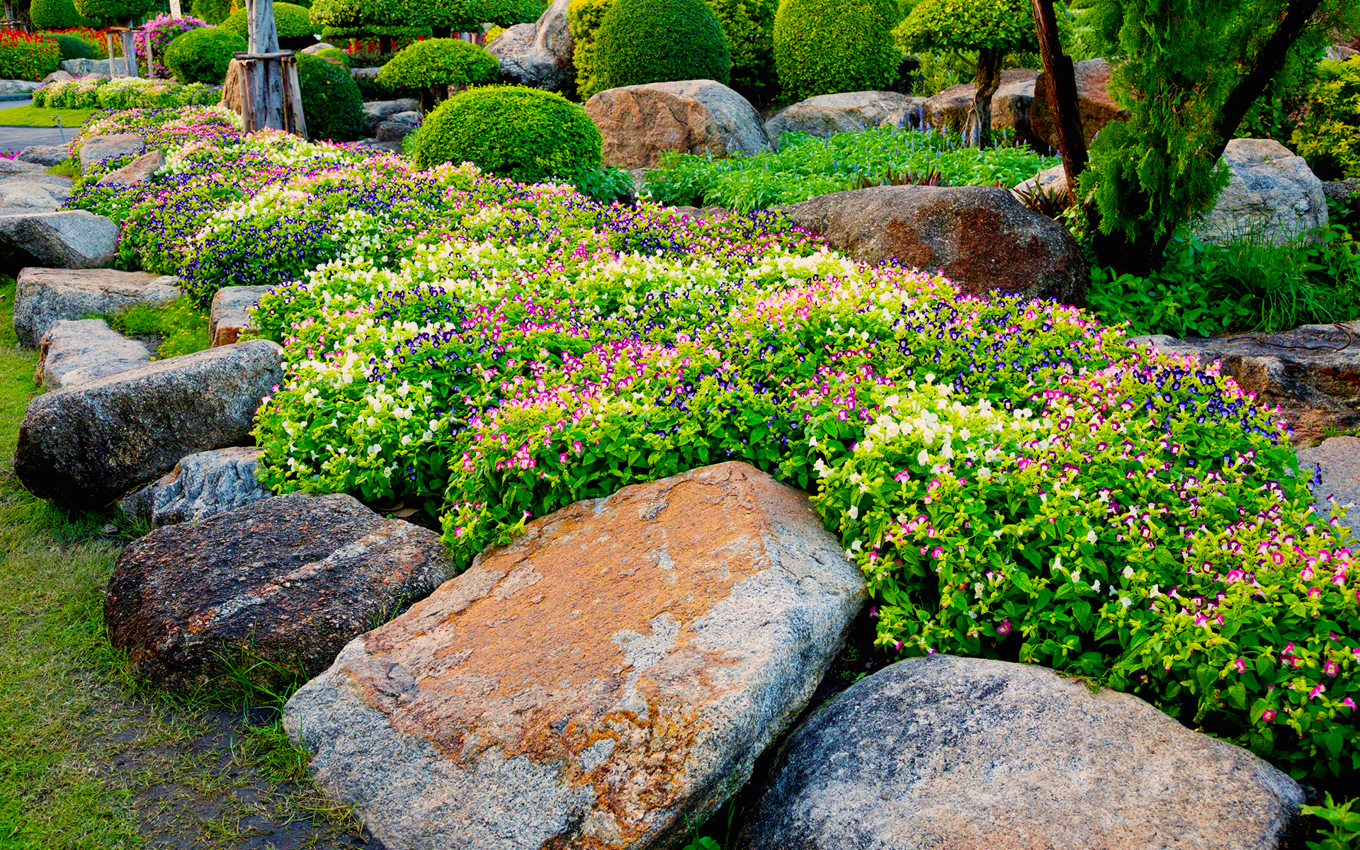 Boulder Gardens in Oregon by Grandview Contracting, LLC