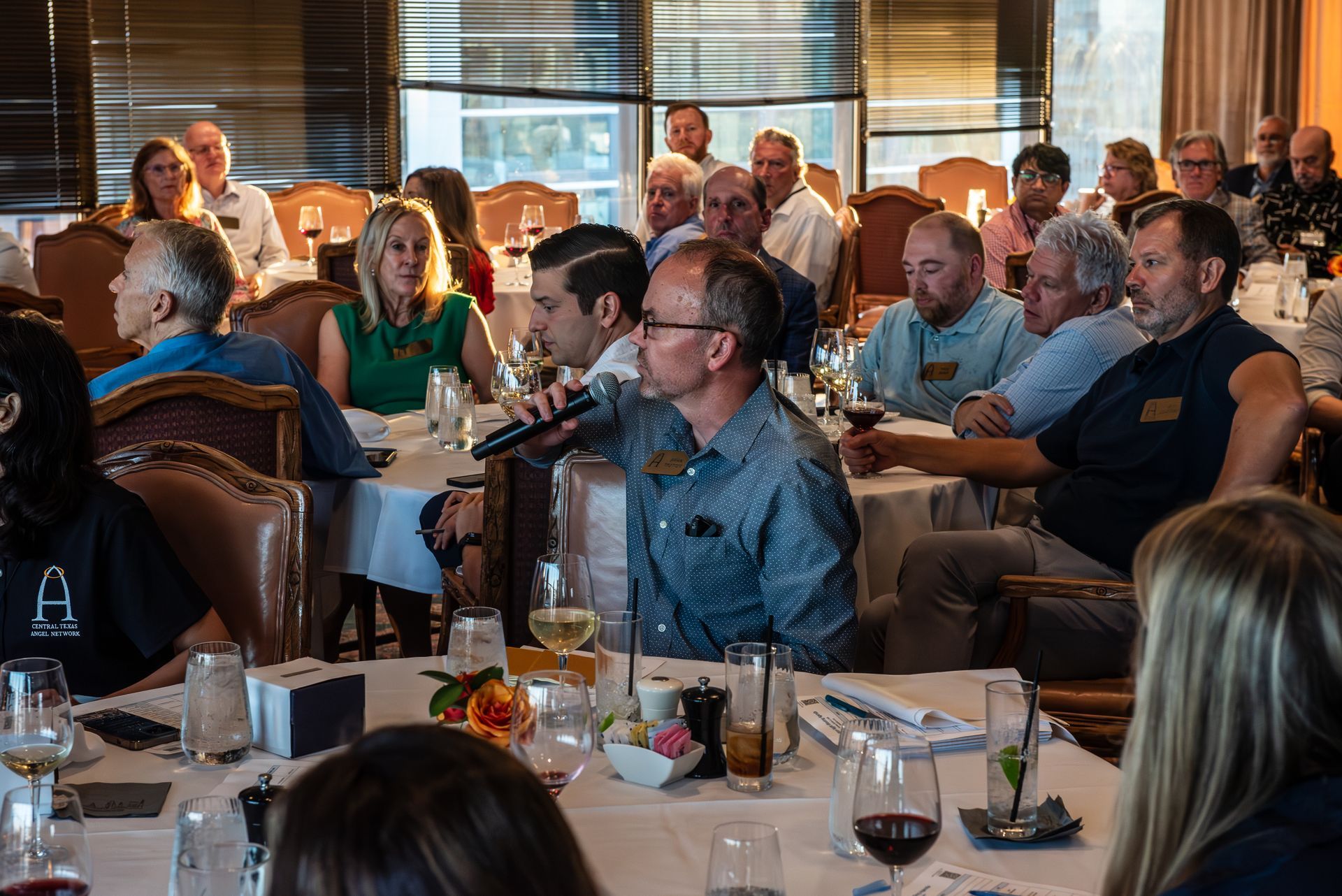 A group of people are sitting at tables in a restaurant.