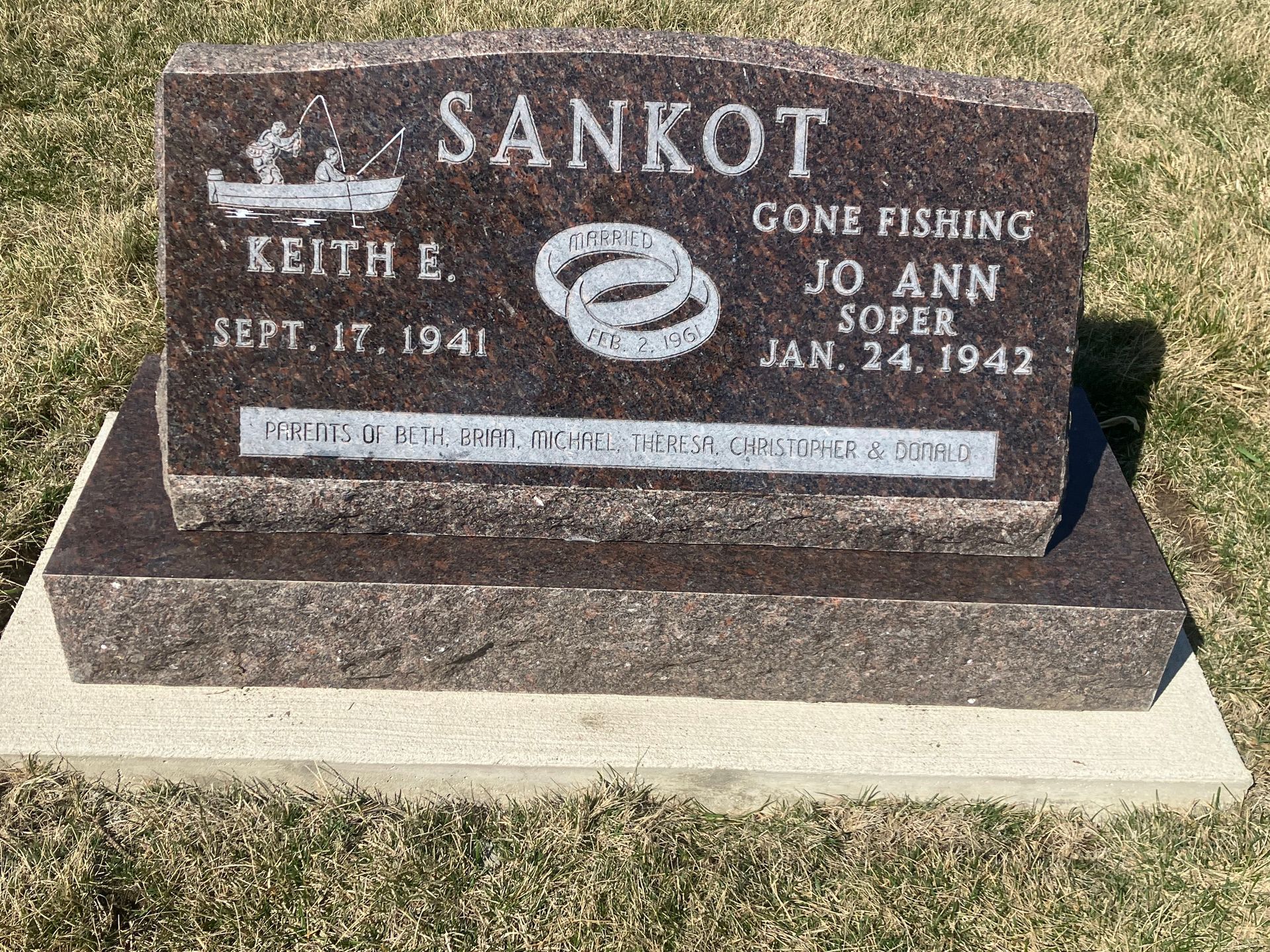 A gravestone with the name Sankot on it