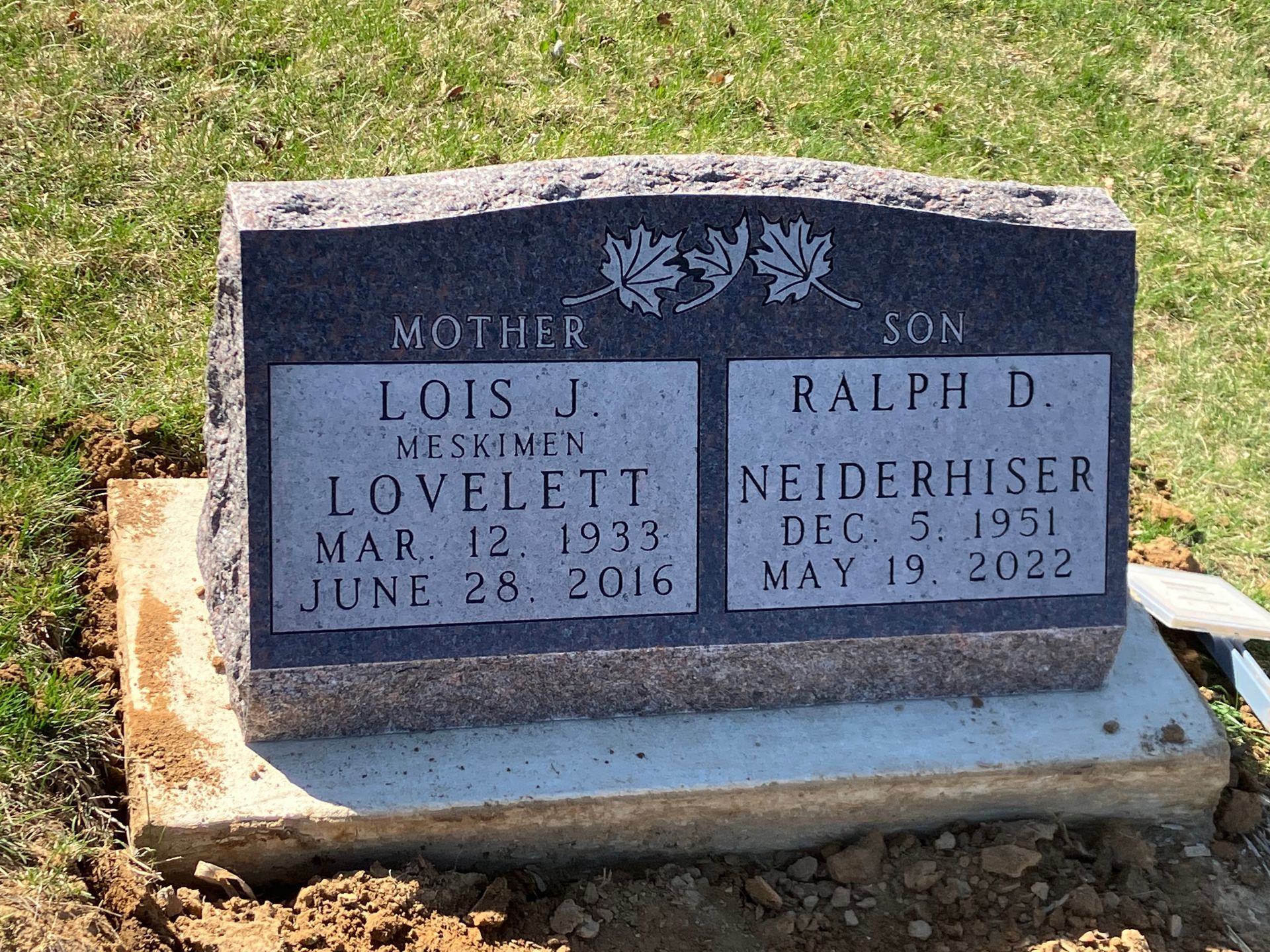 A gravestone for Lois J., Lovelett, and Ralph D. Neiderhiser