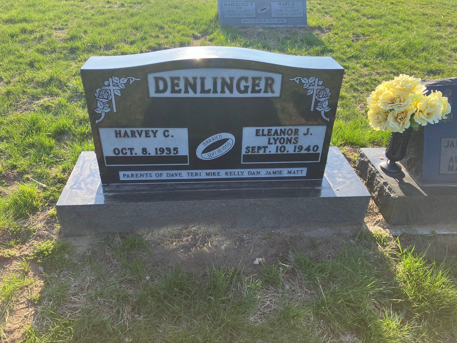 A black gravestone with the name Denlinger on it