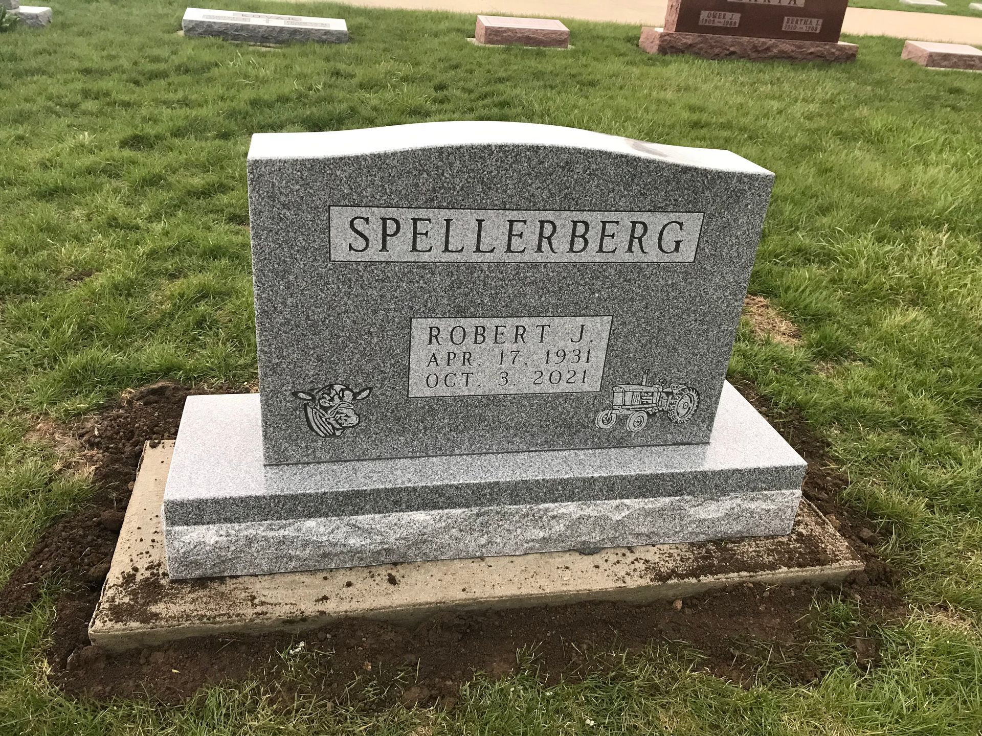 A gravestone in a cemetery with the name Spellerberg on it