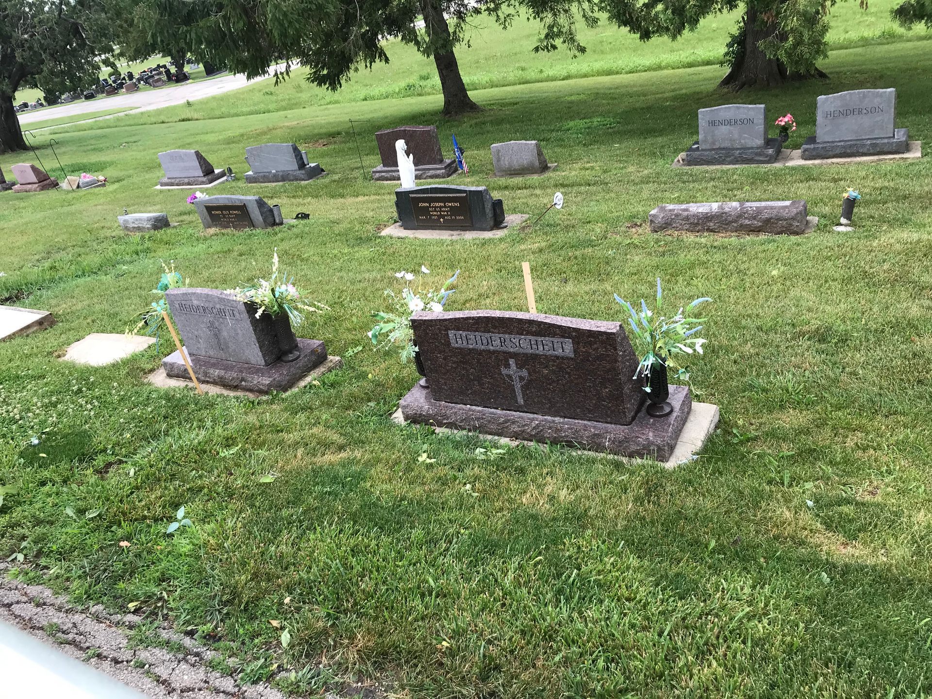 A cemetery with a lot of graves in the grass.
