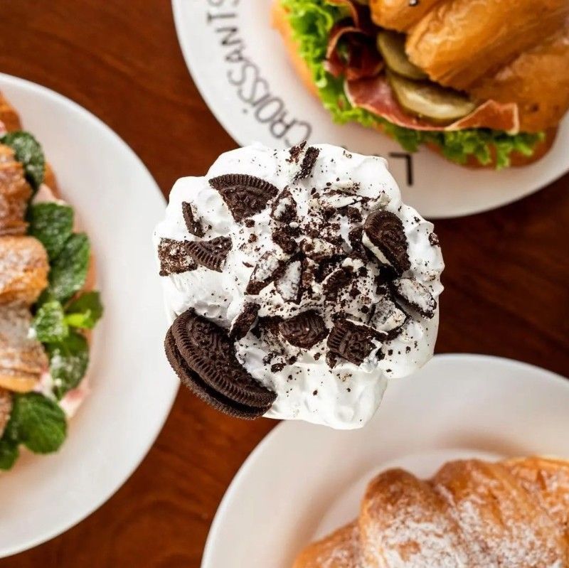 A plate of food with the word croissants on it.