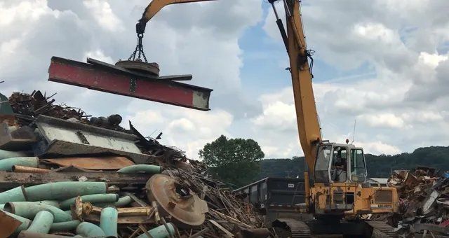 Magnet with heavy beam