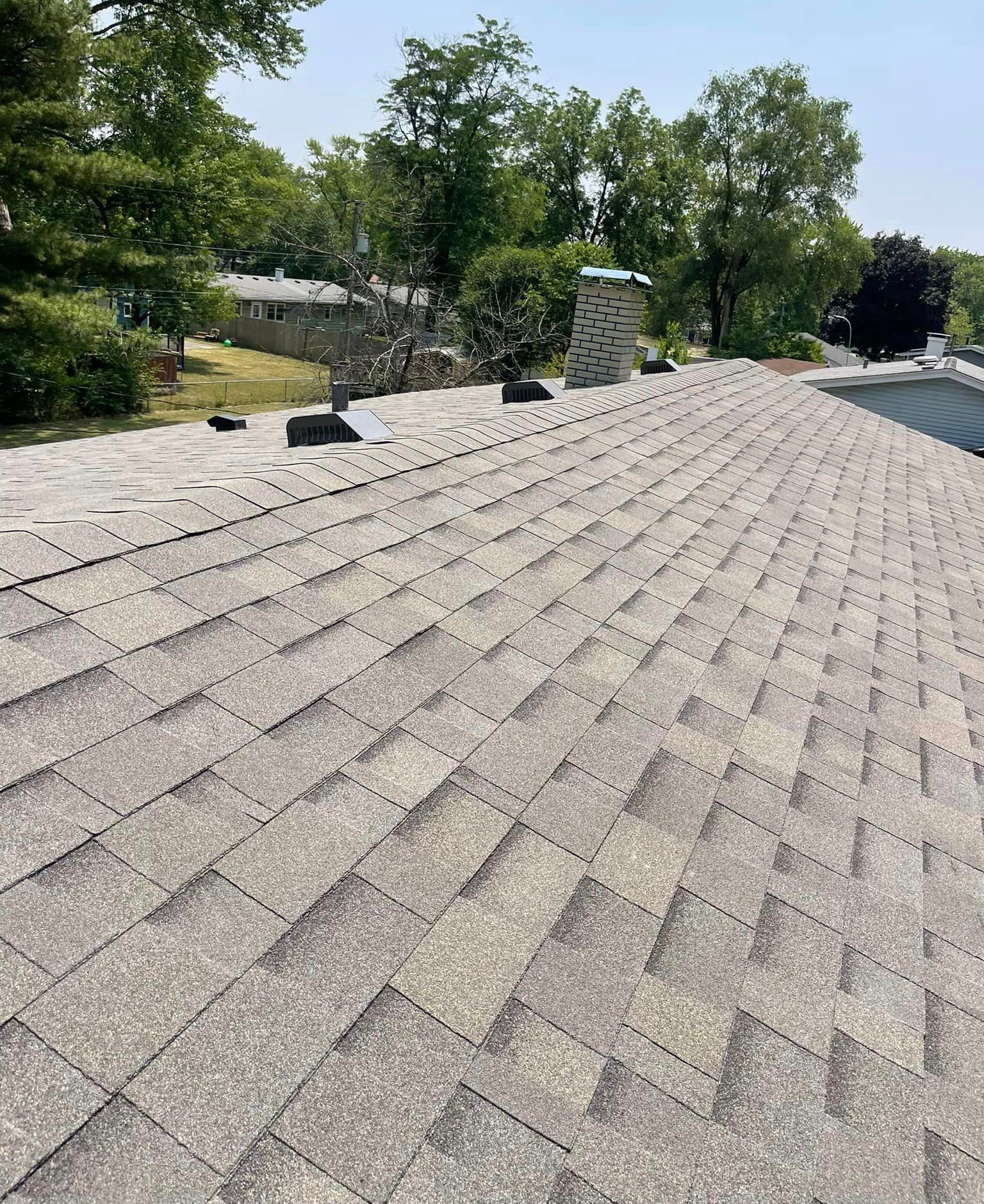 A close up of a roof with a lot of shingles on it