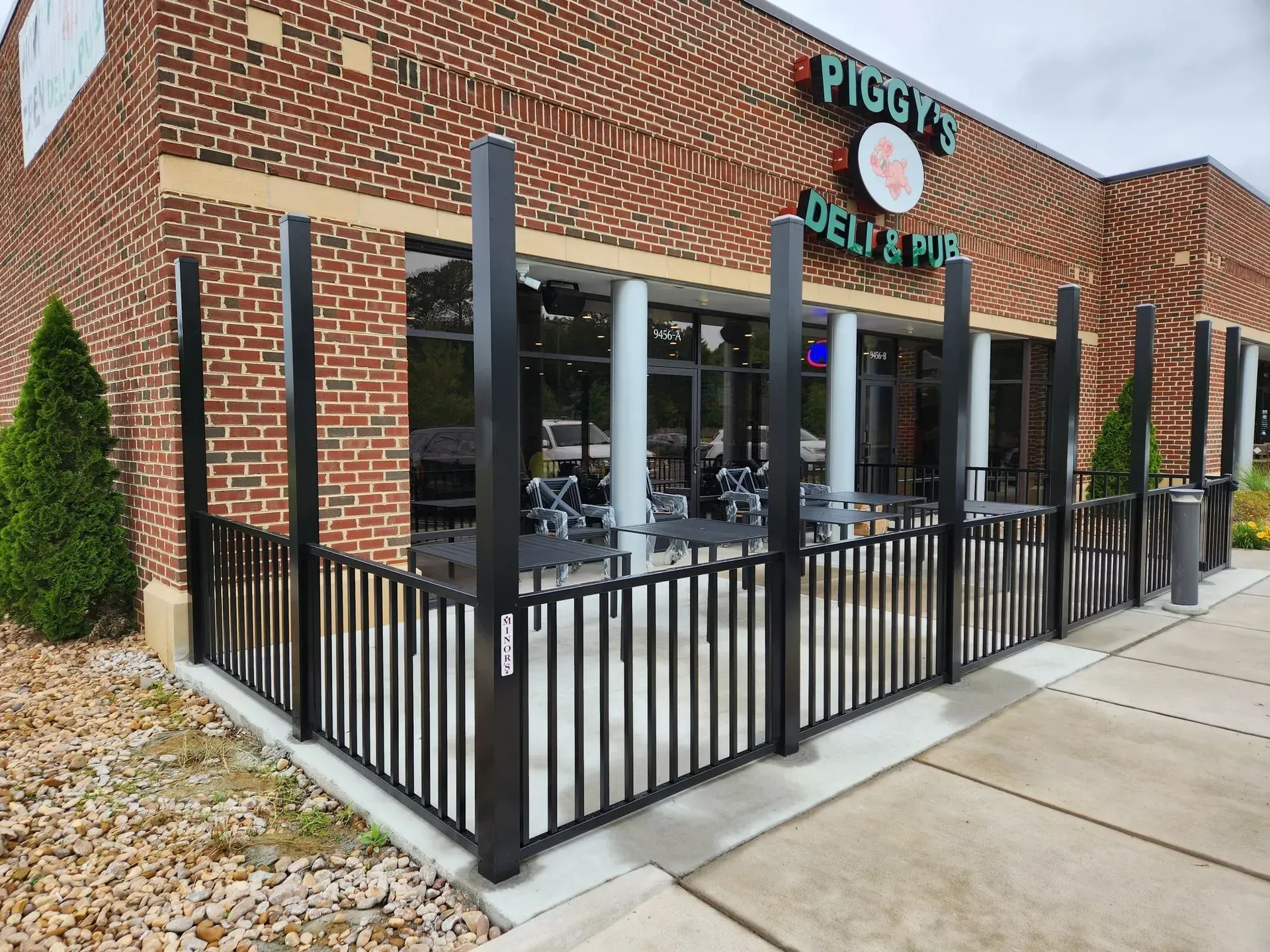 A chain link fence with a sign that says minors on it.