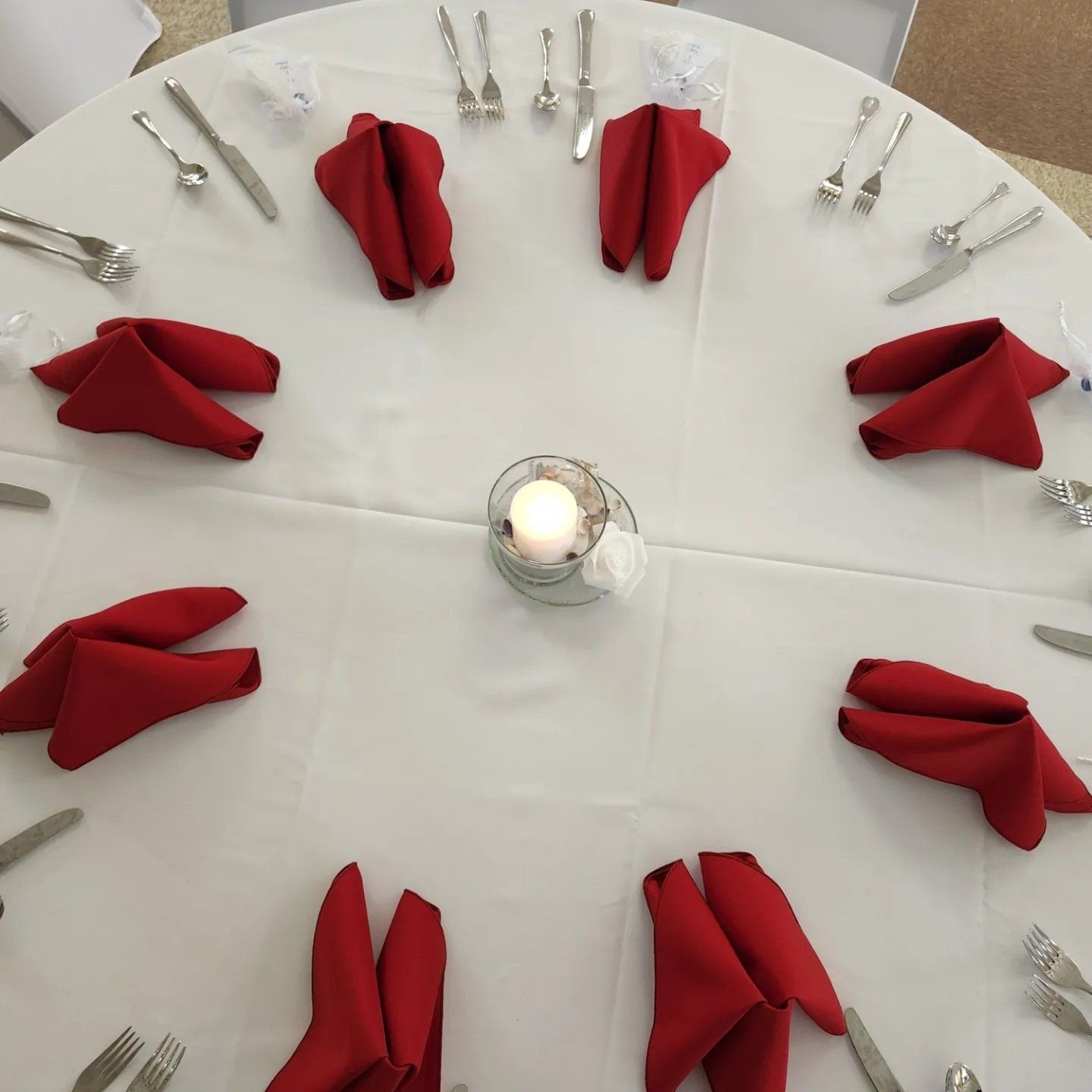 Tablet setting for 8 people