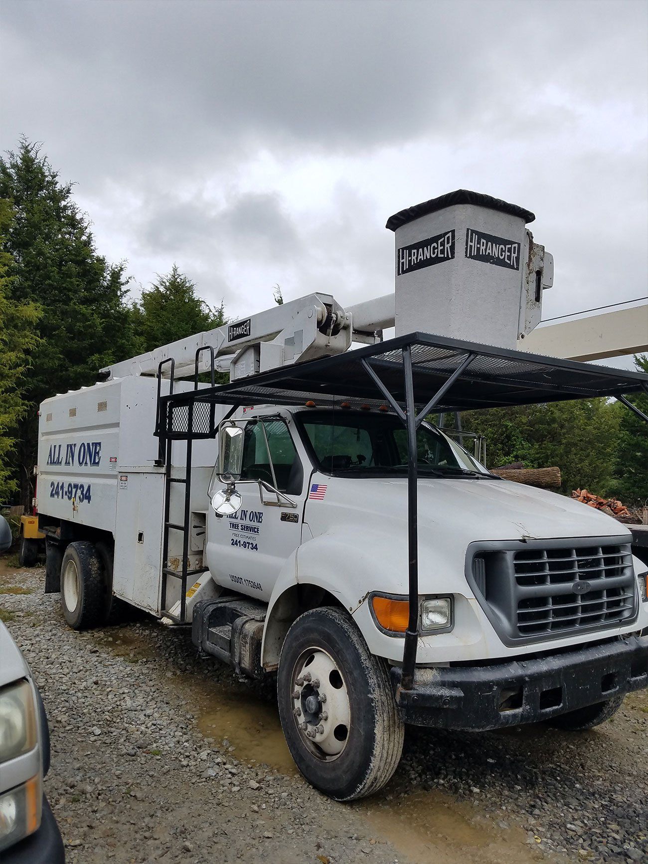 Tree removal vehicle
