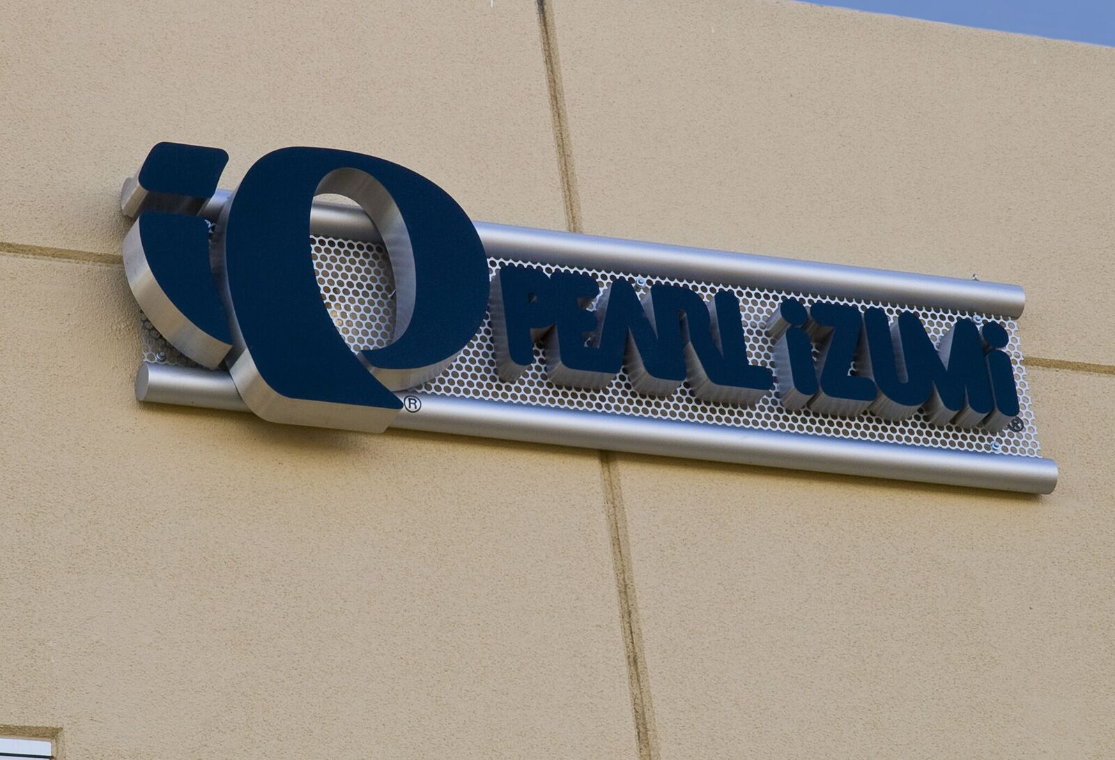 A sign on the side of a building that says penn izumi