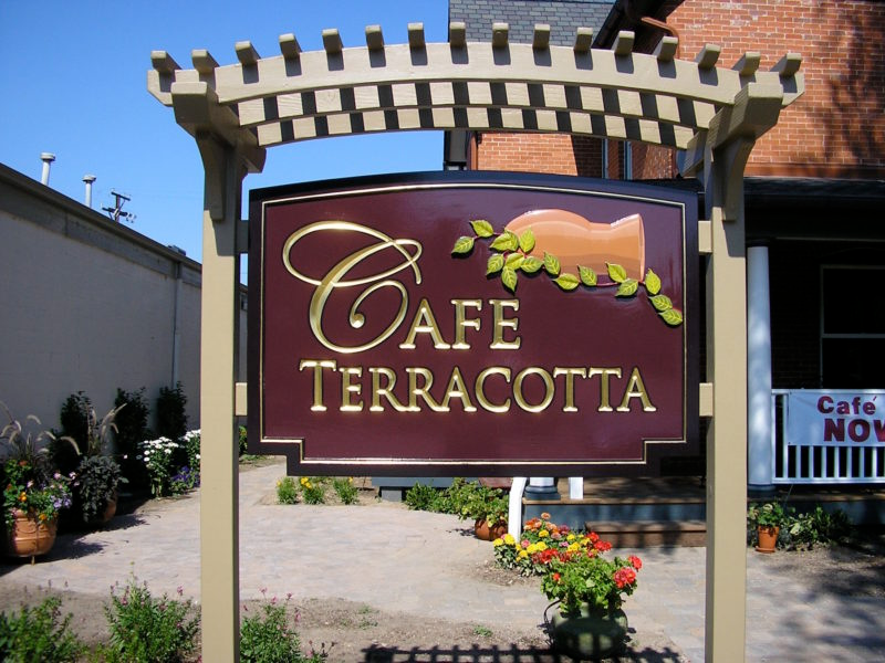 A sign that says cafe terracotta on it