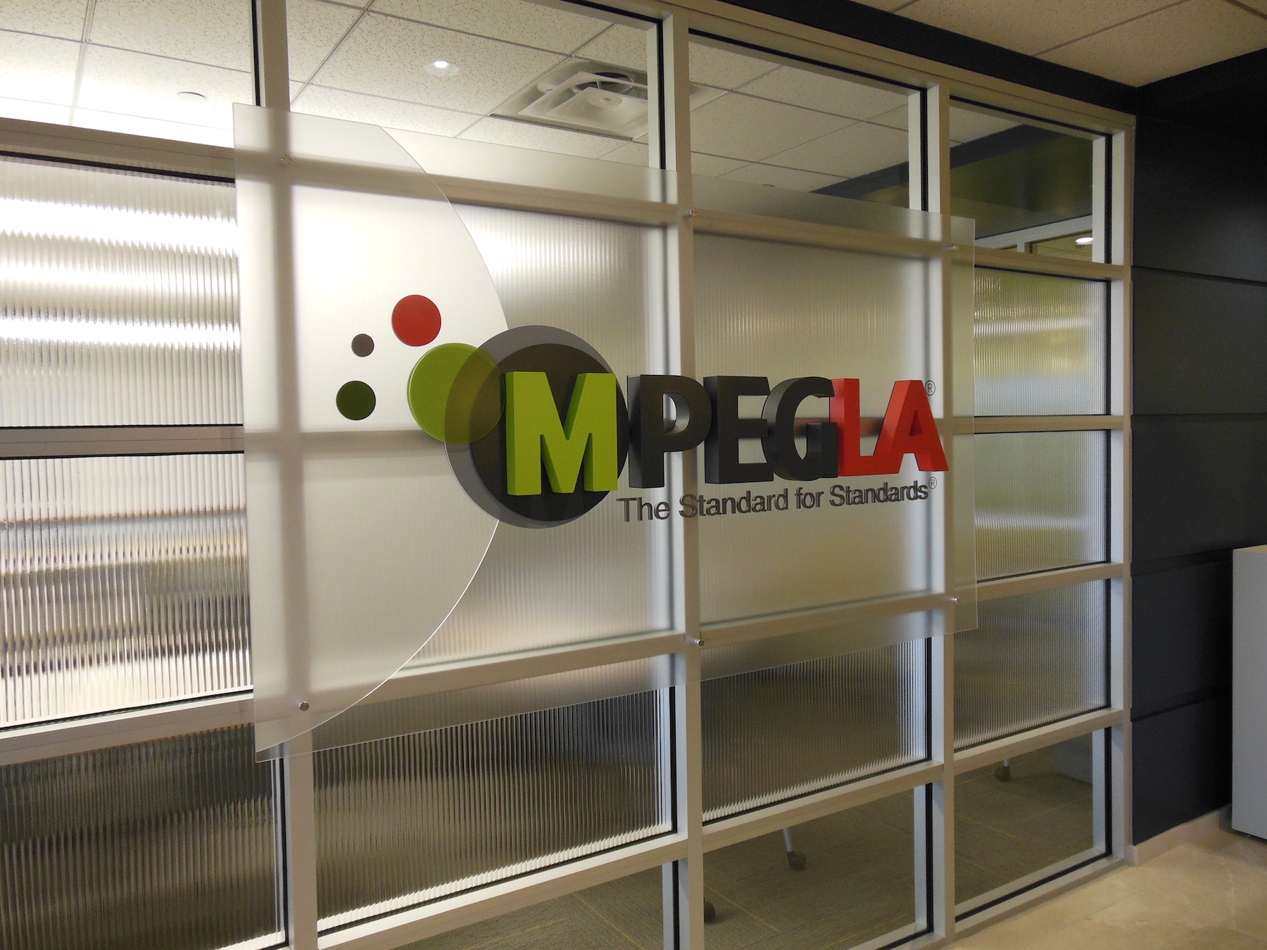A window with a sign that says mpegla on it