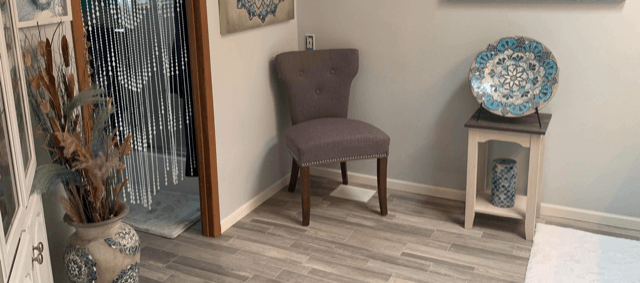 brown corner stool with plate ornament
