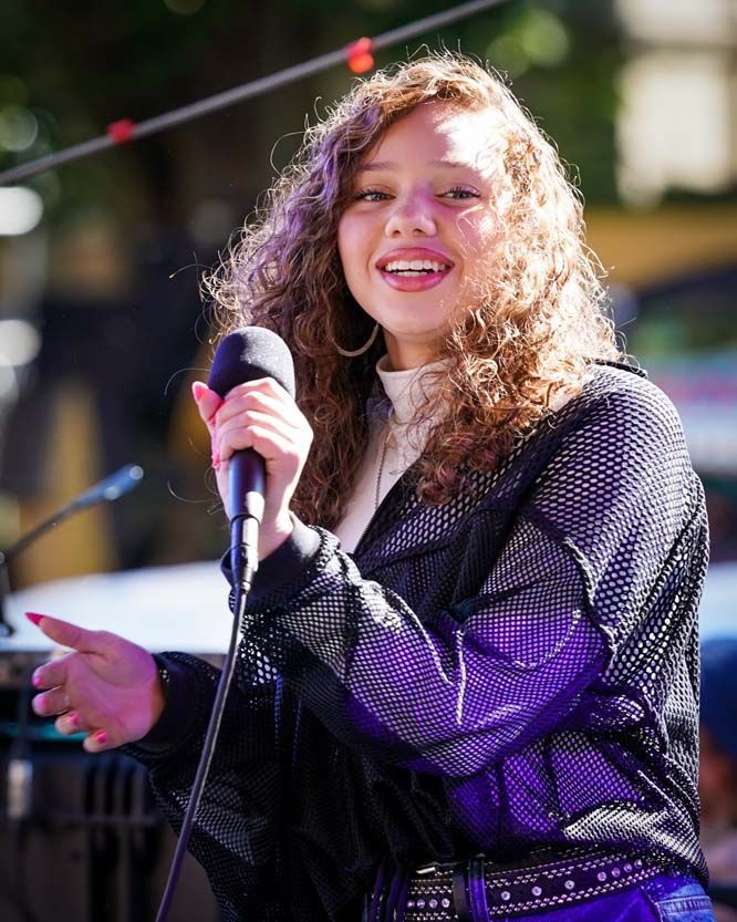Lady in violet dress ready to perform
