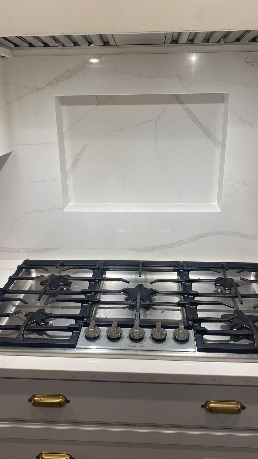 White and gray stove quartz backsplash