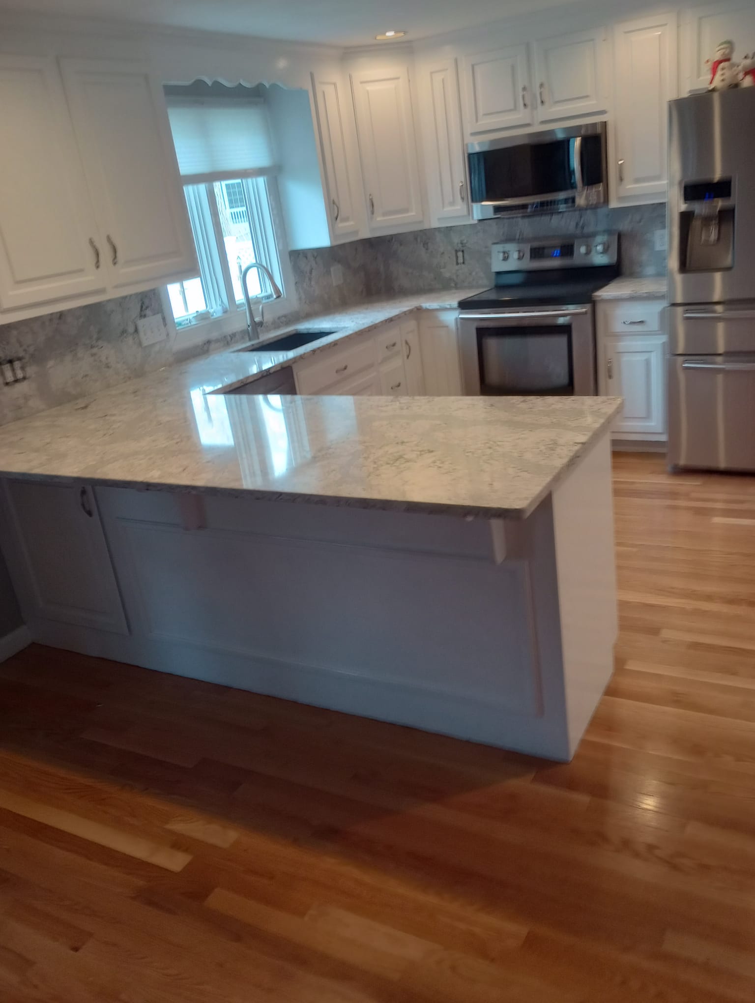 L-shaped kitchen countertop