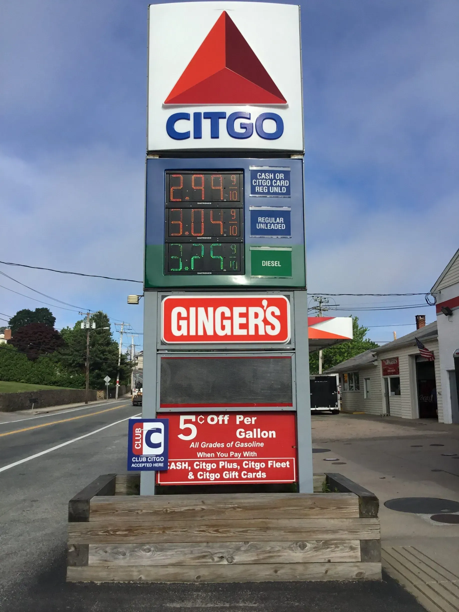 A citgo gas station with a sign that says ginger 's