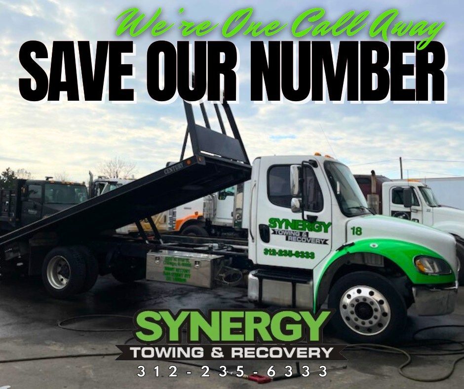 Towing truck with open flatbed. Text: 