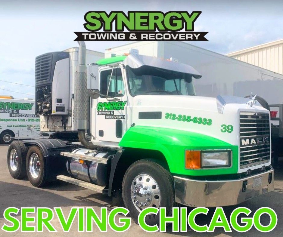 A green and white Synergy Towing & Recovery truck in Chicago.