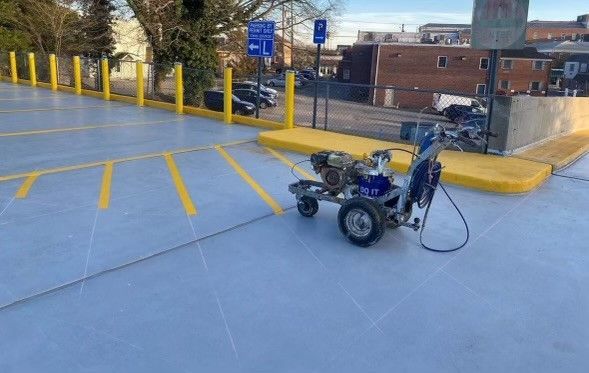 a machine is sitting on the side of a parking lot .