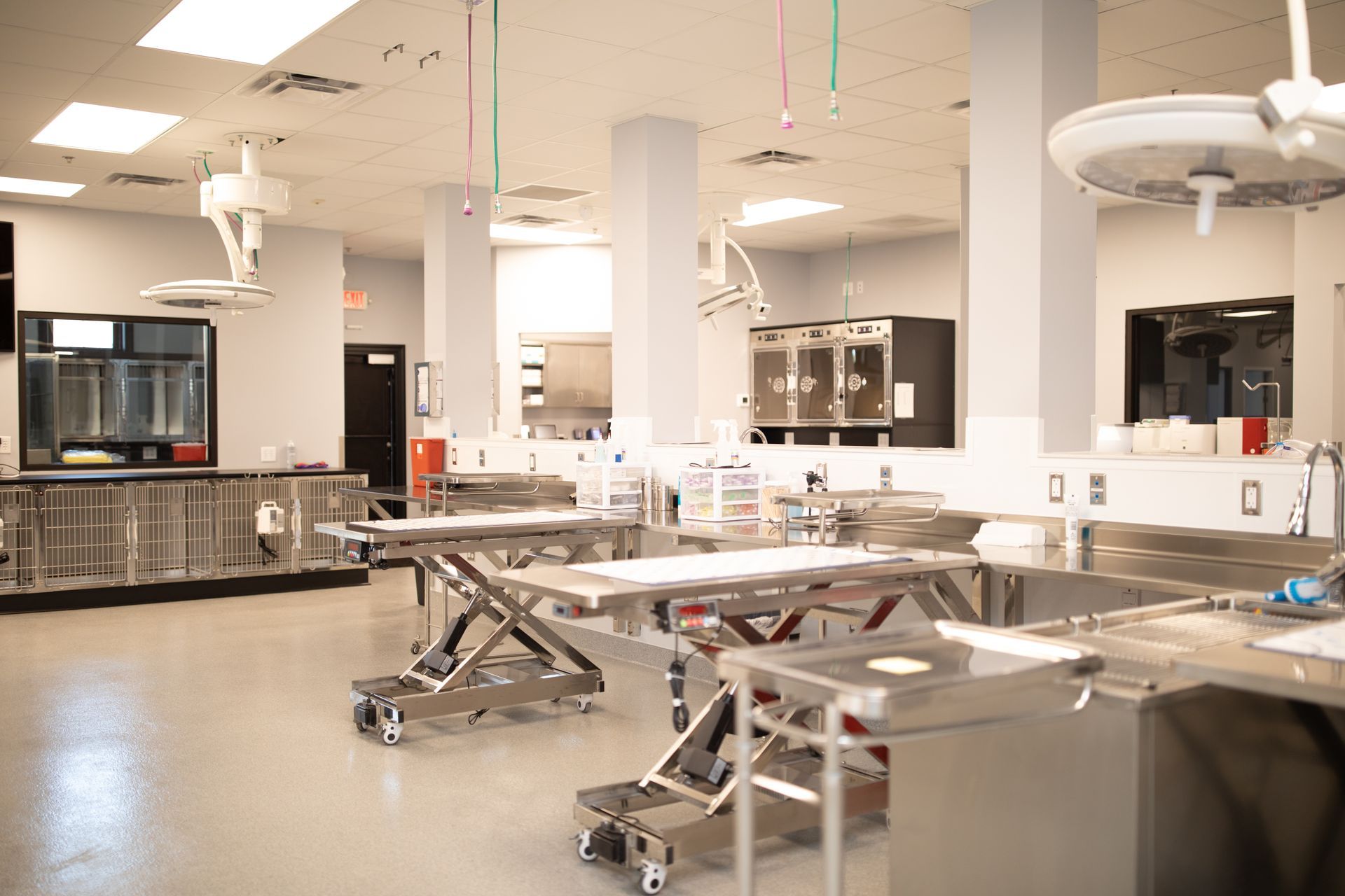 A large operating room with lots of tables and surgical equipment.