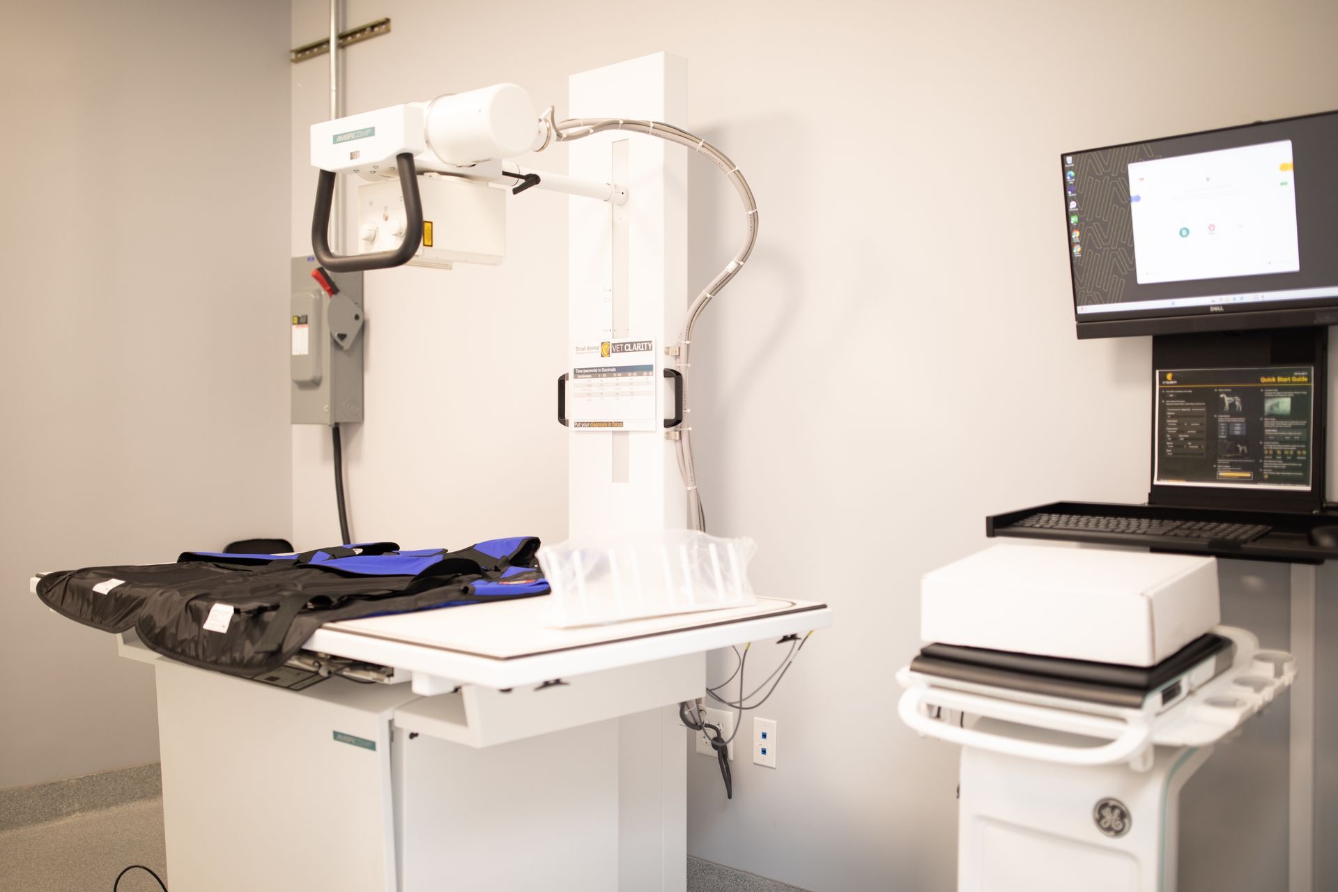 An x-ray machine is sitting on top of a table in a room.