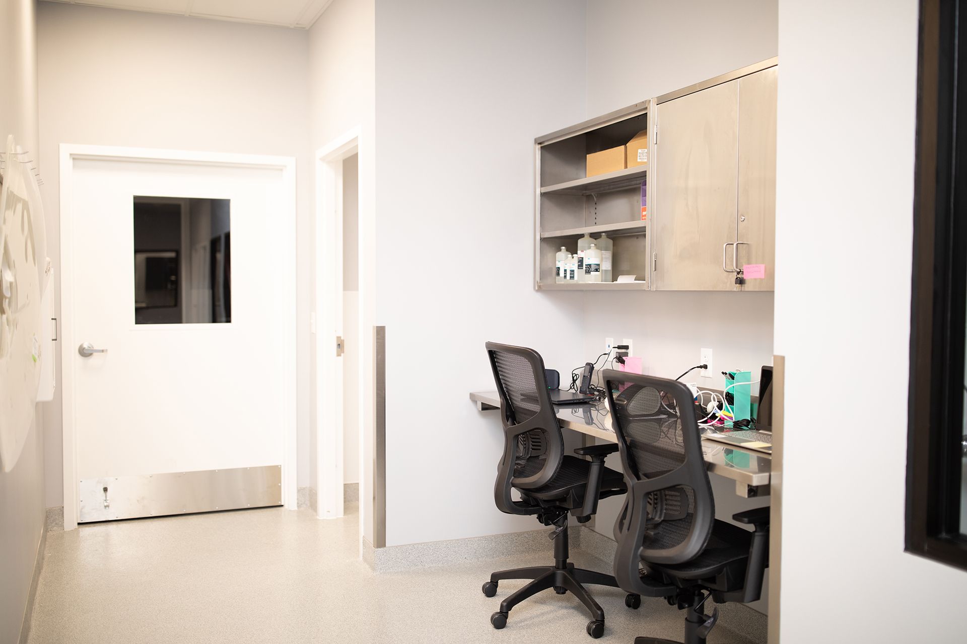 Bowling Green Veterinary Emergency Clinic room with two desks and two chairs in it.