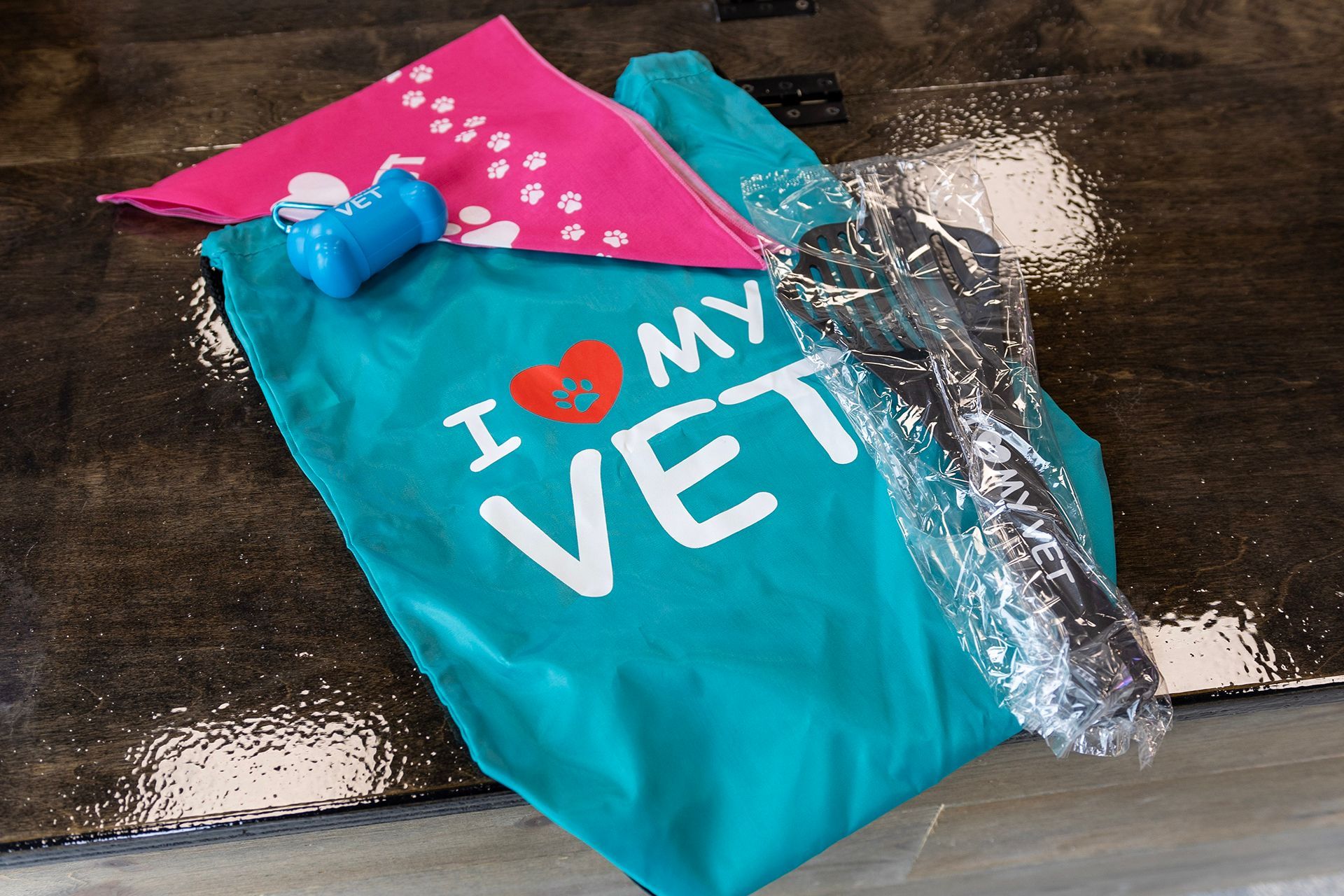 A blue Bowling Green Veterinary Emergency Clinic bag that says I love my vet on it.