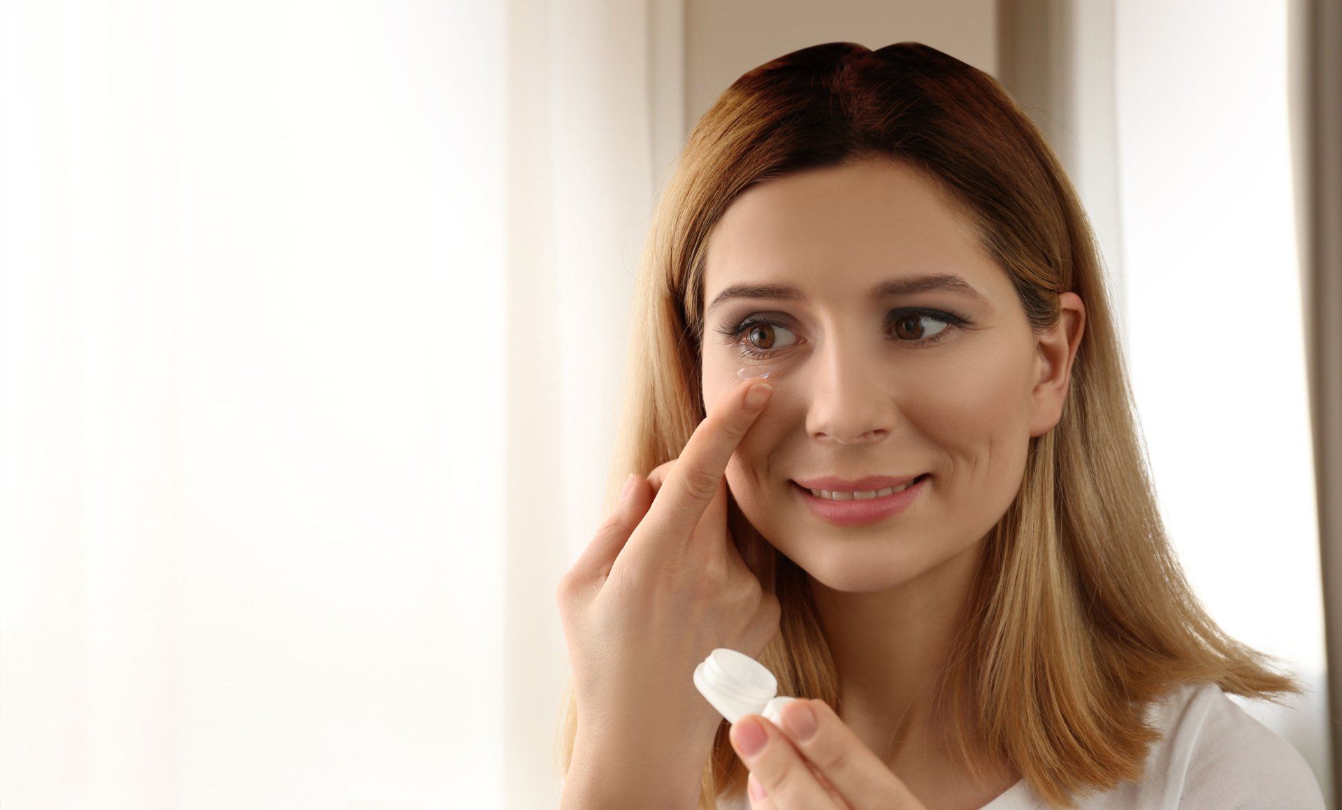 applying contact lens