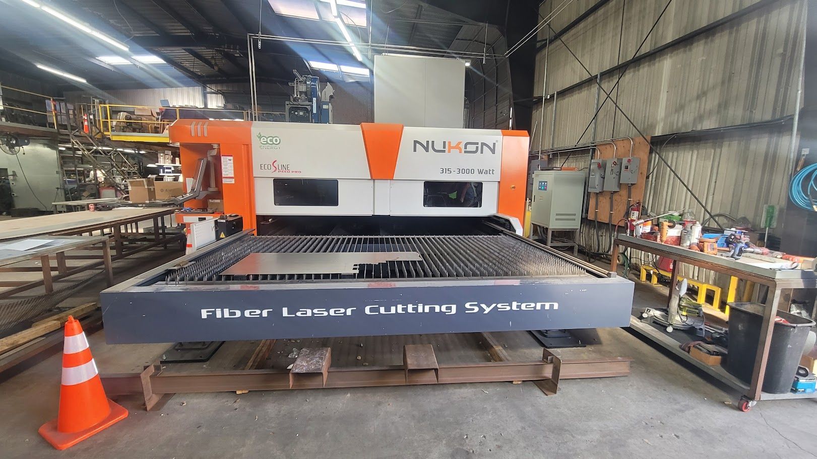 A machine is sitting on top of a wooden pallet in a warehouse.