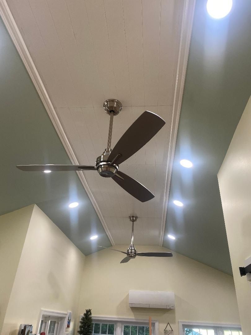 A ceiling fan is hanging from the ceiling of a living room