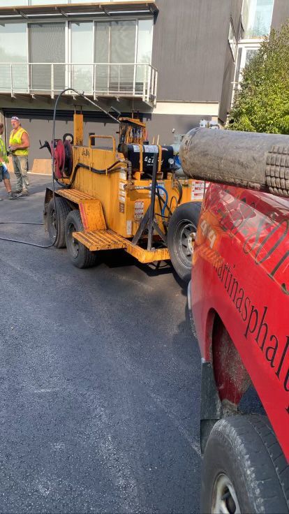 Tar and chip paving equipment