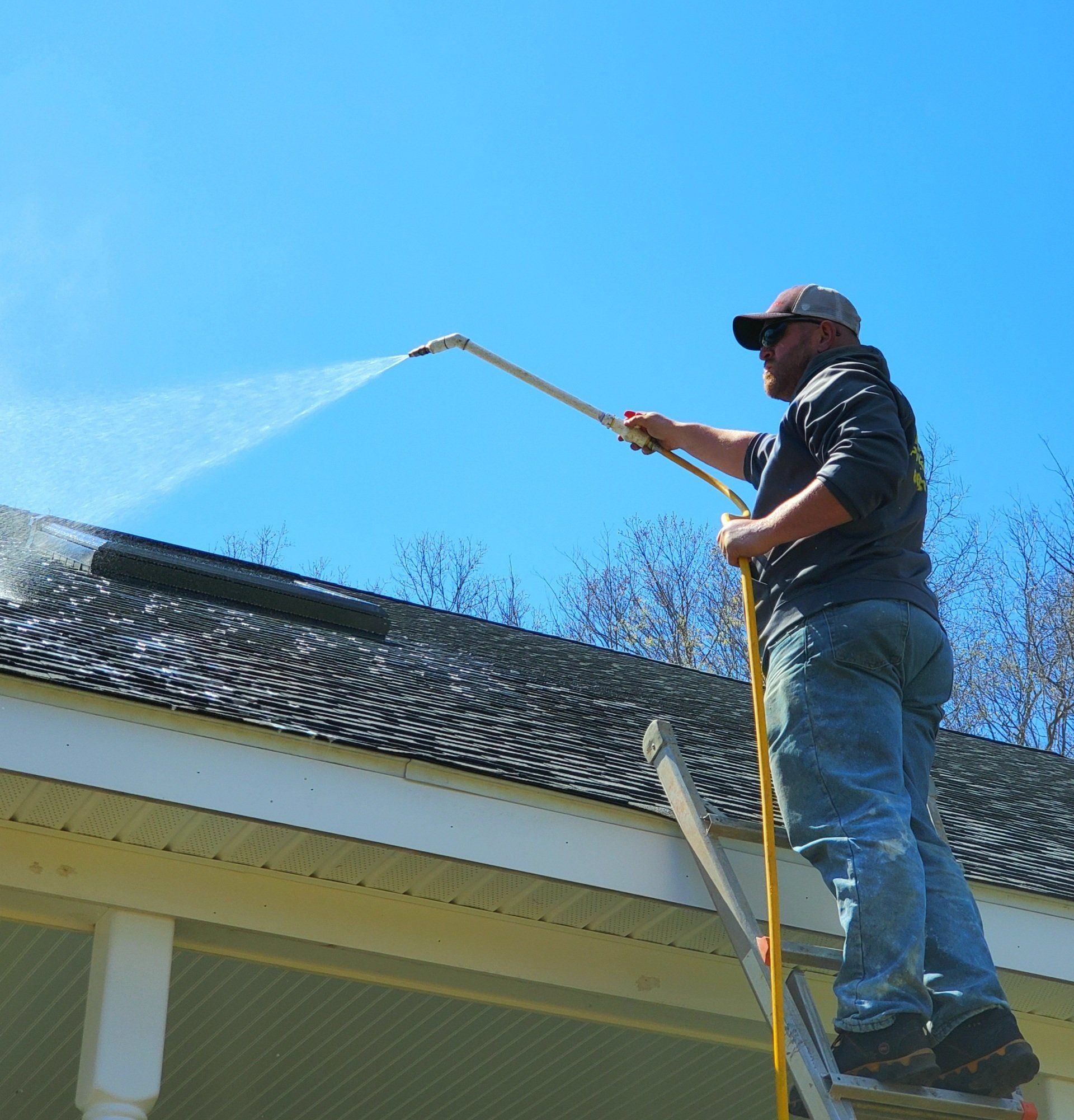 Roof power washing service for residential place