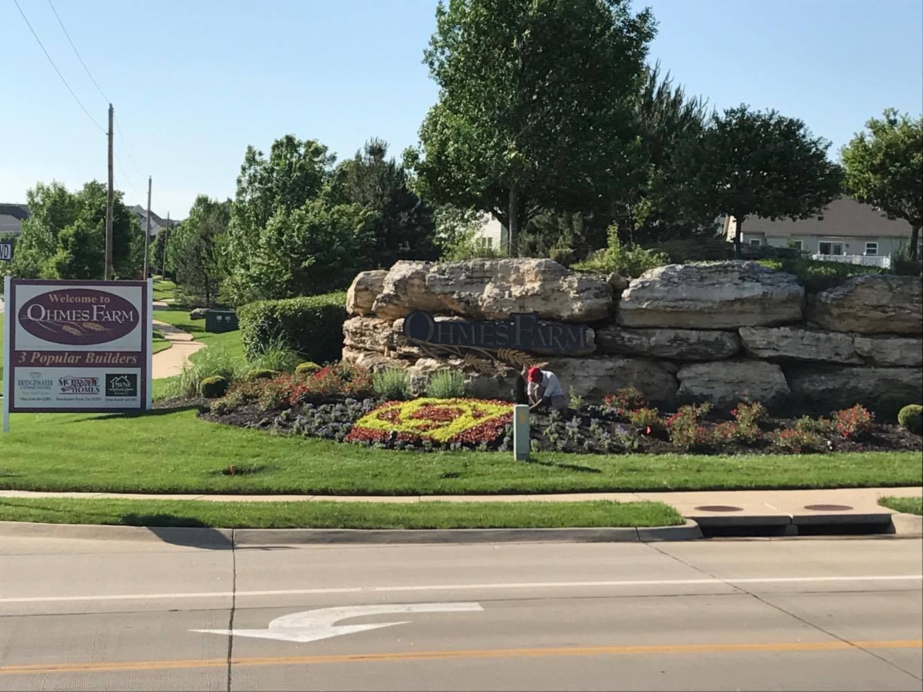 A sign on the side of a road that says dining room