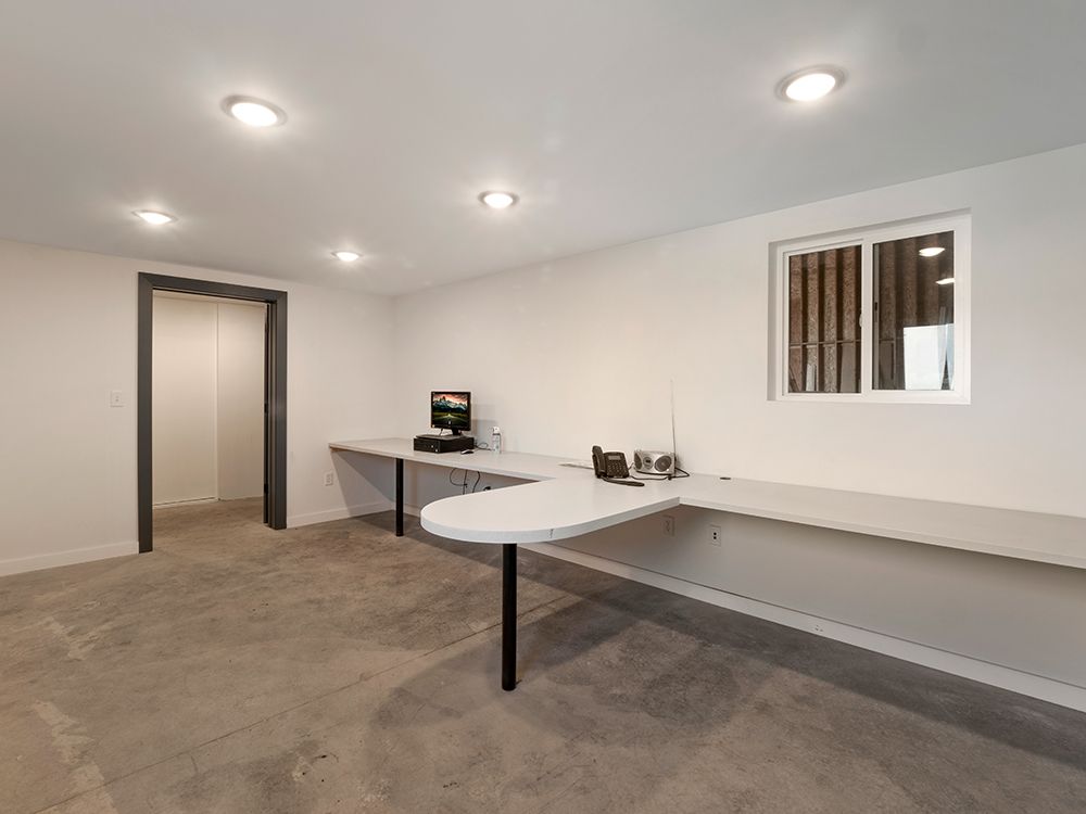 A room with a desk and a window in it.