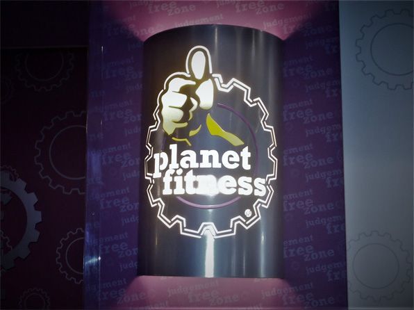 A sign that says planet fitness on it